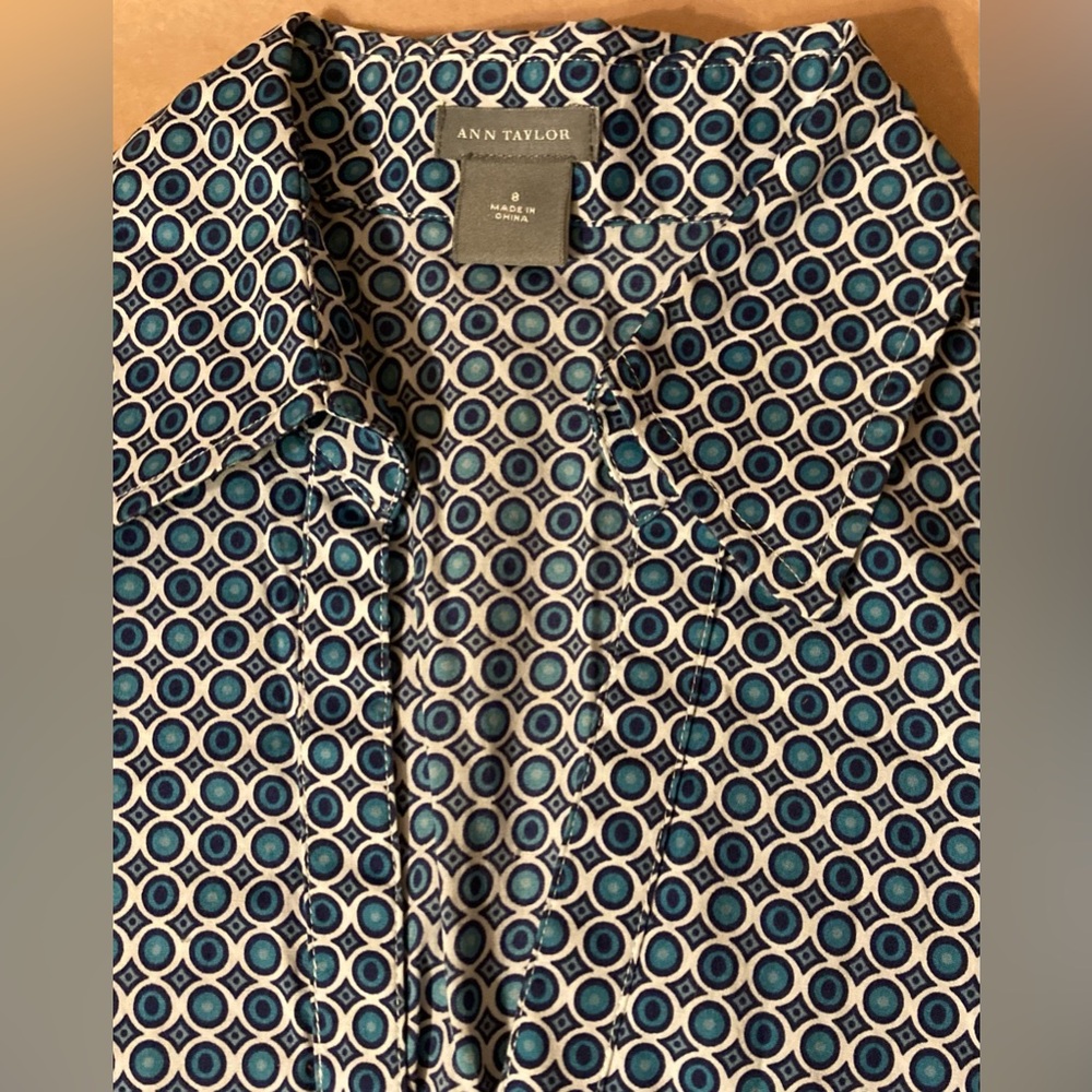 Ann Taylor Blue White Short Sleeve Geo Patterned Top Peplum flare Top